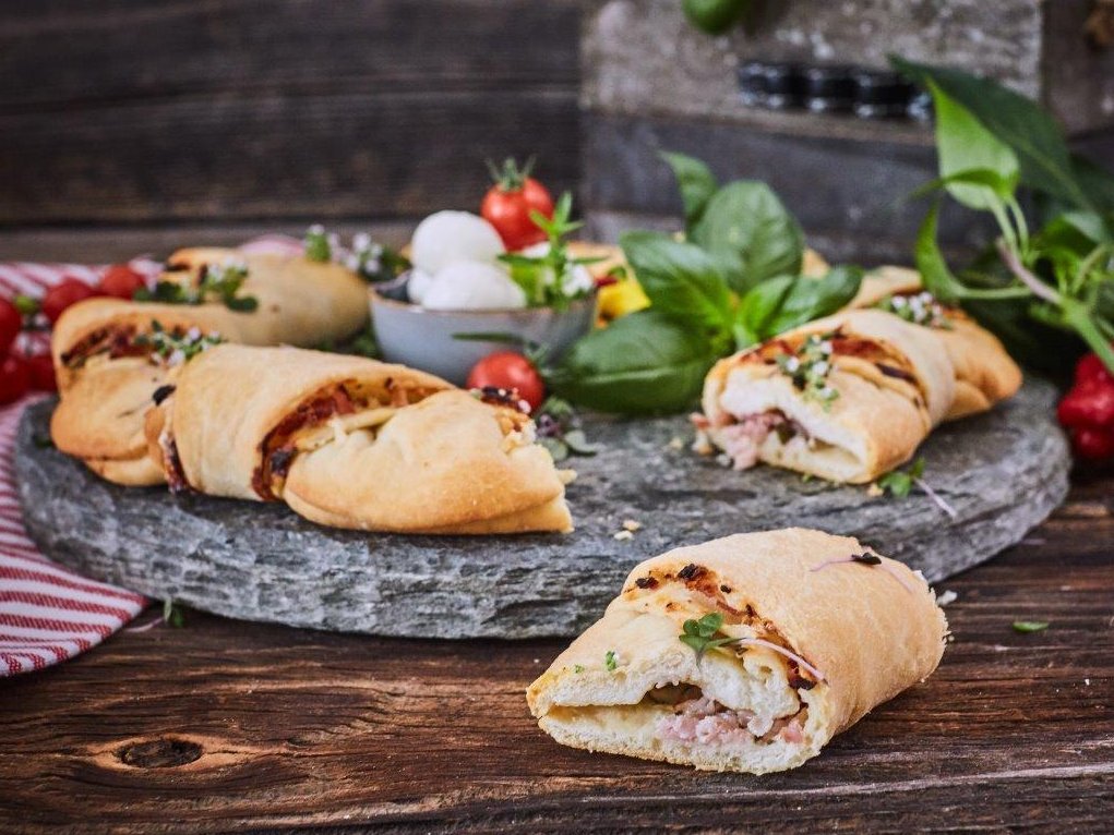 Pizzakranz gebacken auf Schieferplatte