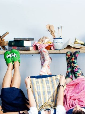 Beine der Seminarbäuerinnen mit Gummistiefeln