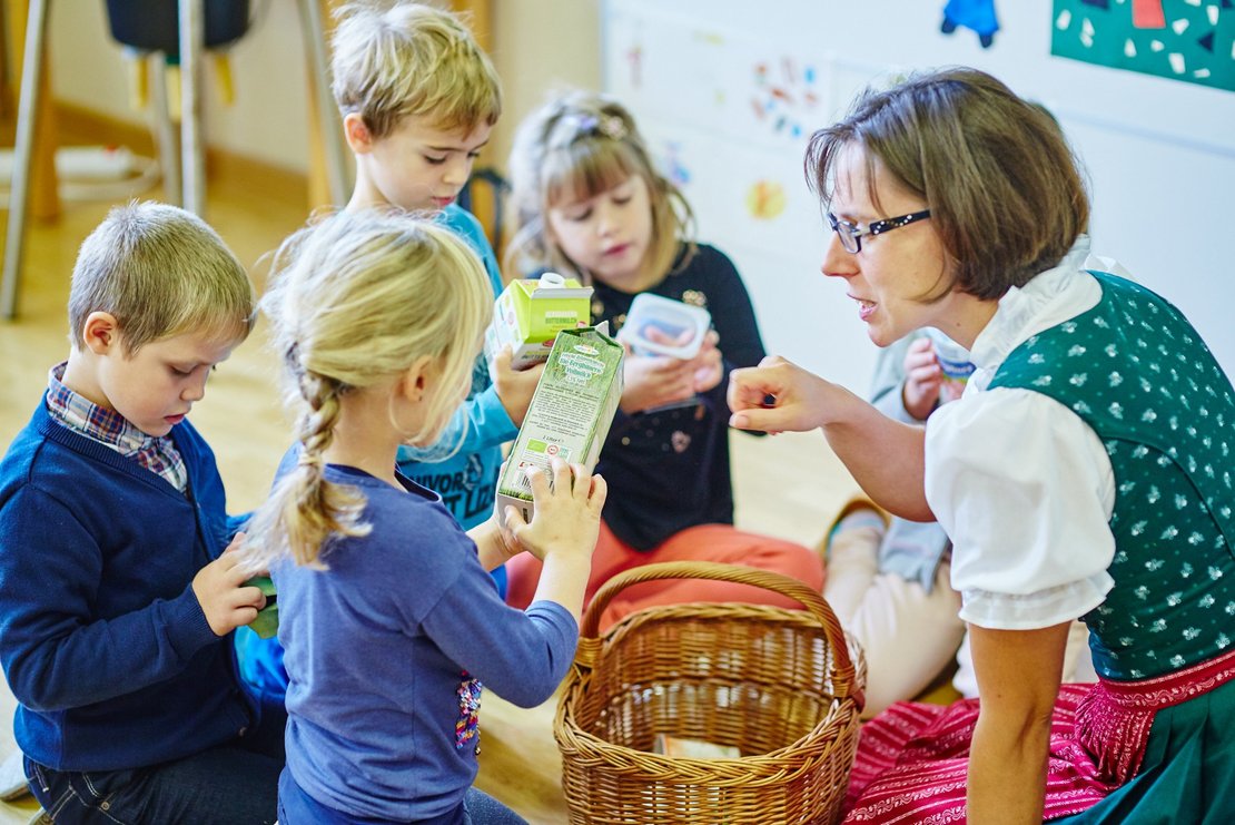Kinder mit Seminarbäuerin in der Schule