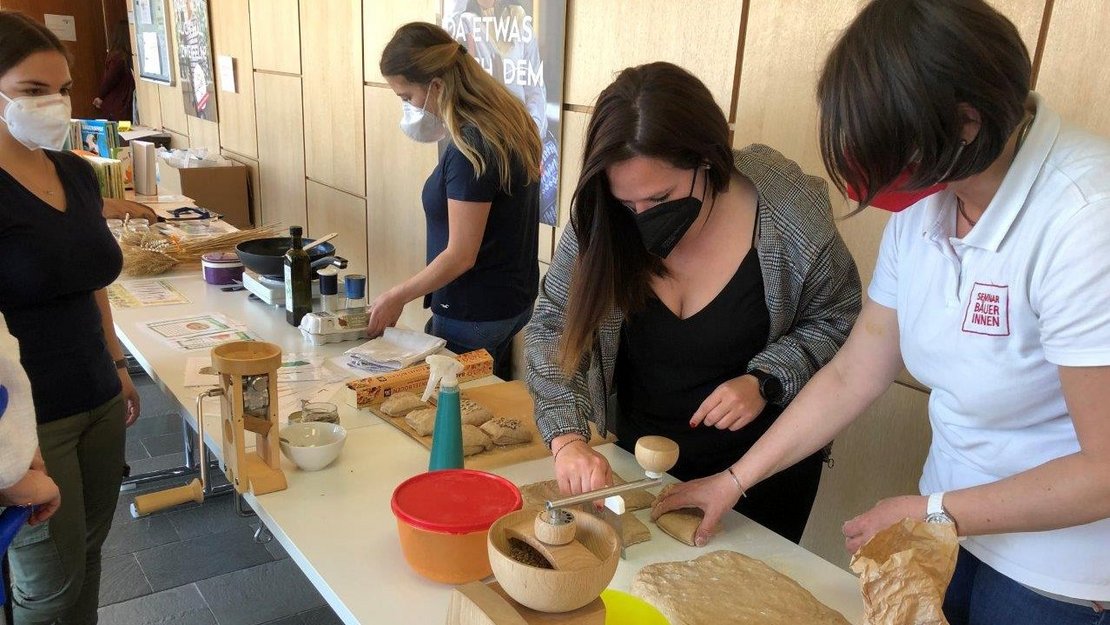 Seminarbäuerinnen beim Getreide mahlen