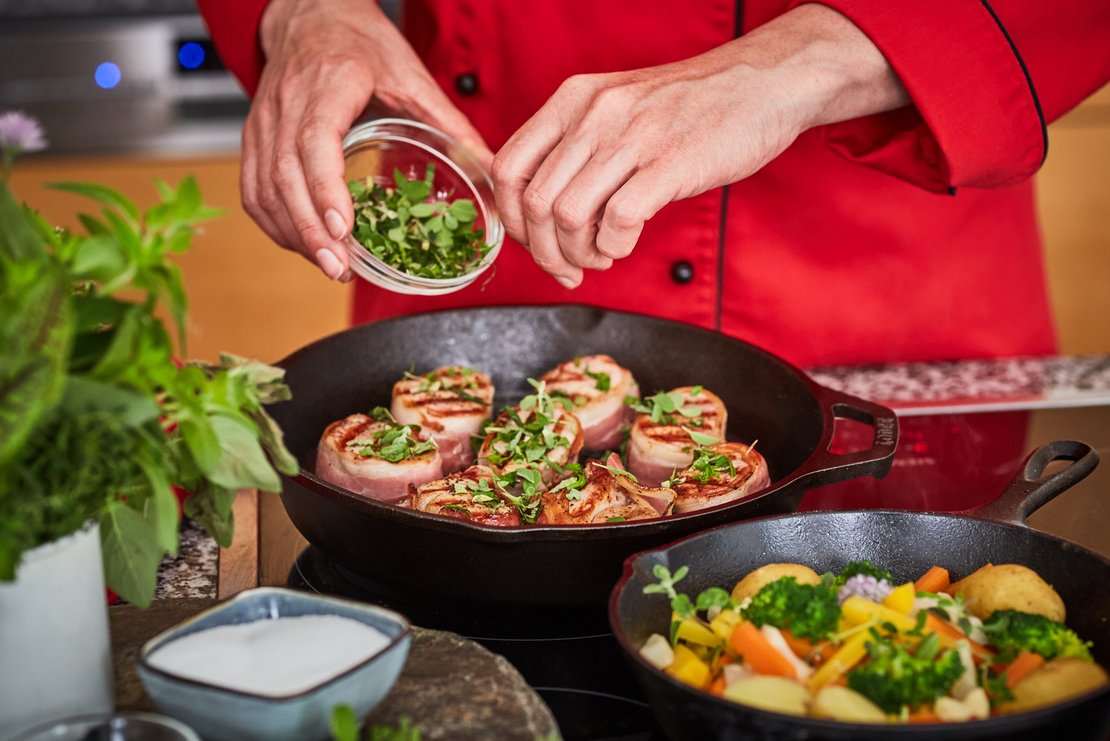 Seminarbäuerin beim Kochen