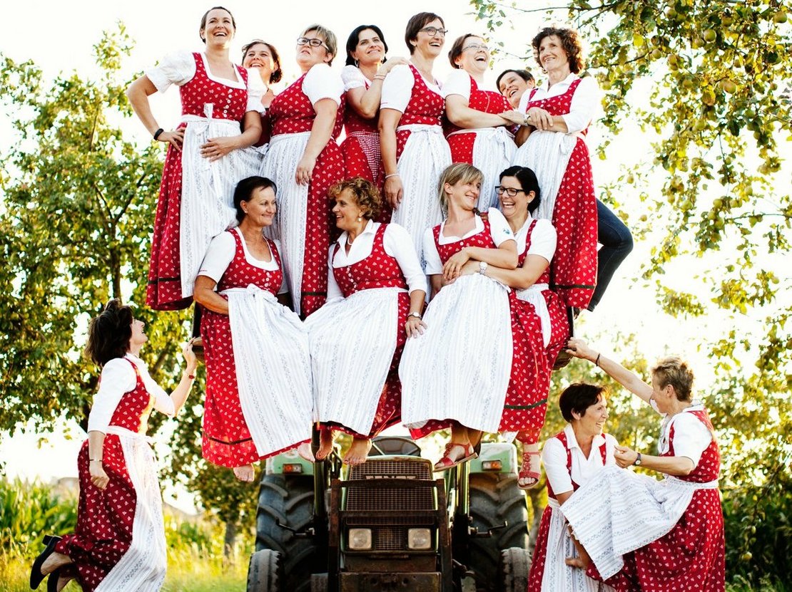 Seminarbäuerinnen lustig auf Frontlader