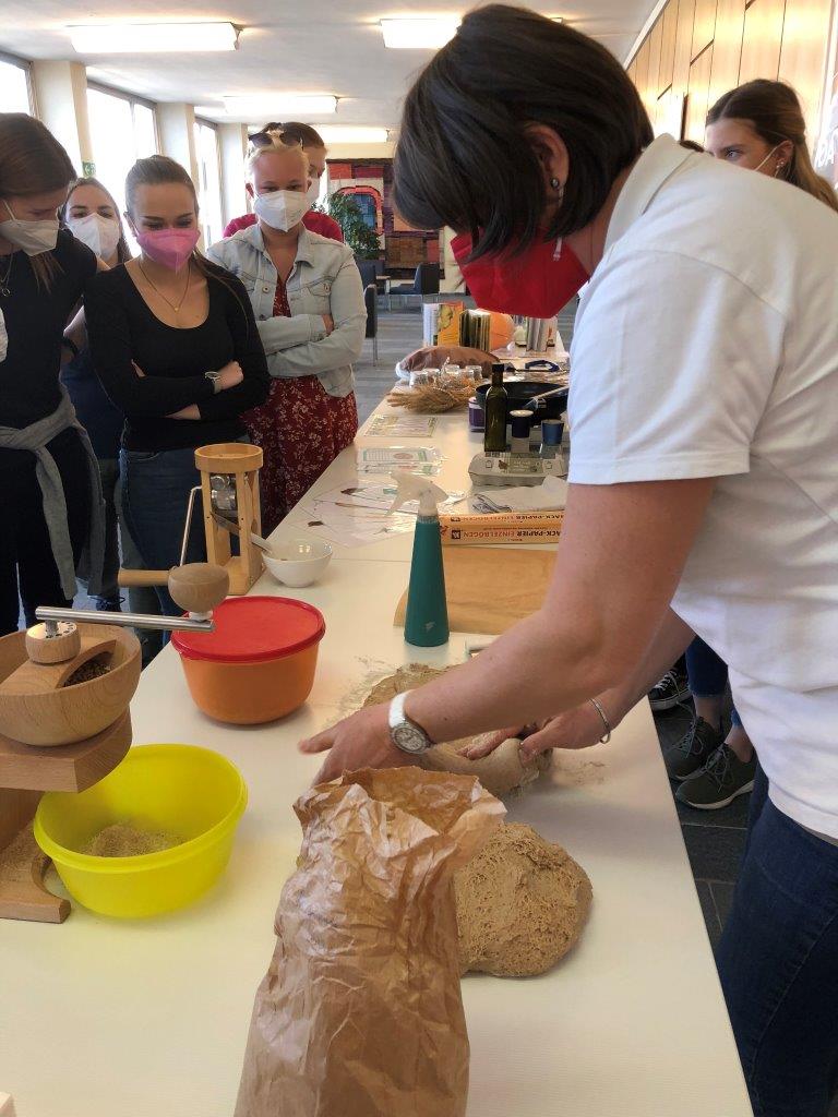 Seminarbäuerinnen beim Kochen