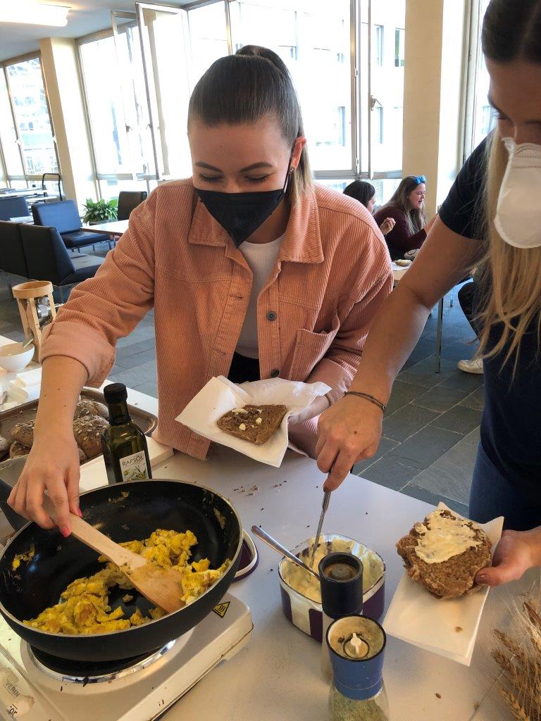 Seminarbäuerinnen beim Kochen